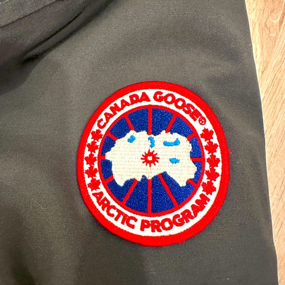 Canada Goose - Men’s Chateau Parka (Medium) - Picture 5 of 6